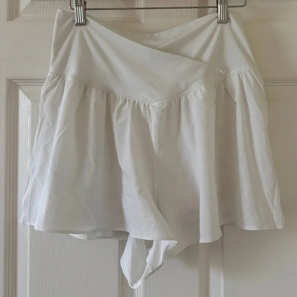 Offline by Aerie White Crossover Skirted Active Skort Size L EUC - Picture 1 of 13